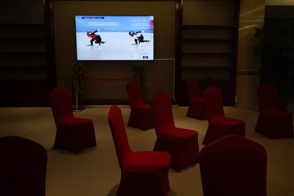 La retransmisión de la competición femenina de patinaje de velocidad en pista corta en el vestíbulo de un hotel de Pekín. La retransmisión de la competición femenina de patinaje de velocidad en pista corta en el vestíbulo de un hotel de Pekín. - Sputnik Mundo