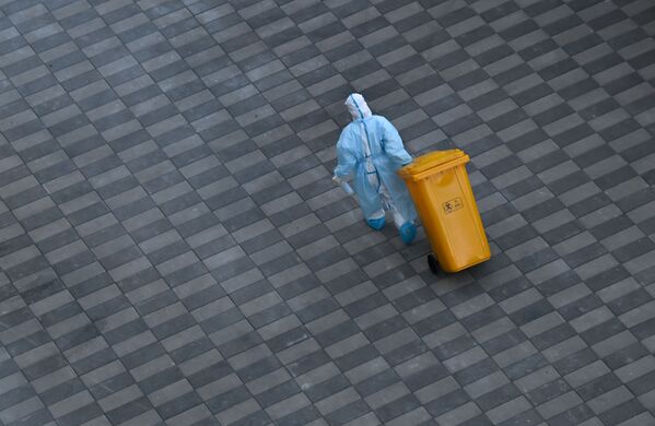 Un empleado de los hoteles Rooy en Pekín, donde pasan la cuarentena los infectados. - Sputnik Mundo