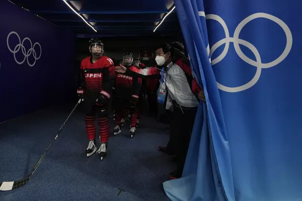 Varios jugadores japoneses de jóquey sobre hielo antes de saltar a la pista en un partido contra Chequia. Varios jugadores japoneses de jóquey sobre hielo antes de saltar a la pista en un partido contra Chequia. - Sputnik Mundo