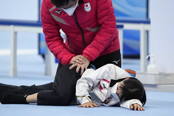 Un entrenador prepara a la patinadora japonesa Miho Takagi para actuar en la carrera de los 1.500 metros. Un entrenador prepara a la patinadora japonesa Miho Takagi para actuar en la carrera de los 1.500 metros. - Sputnik Mundo