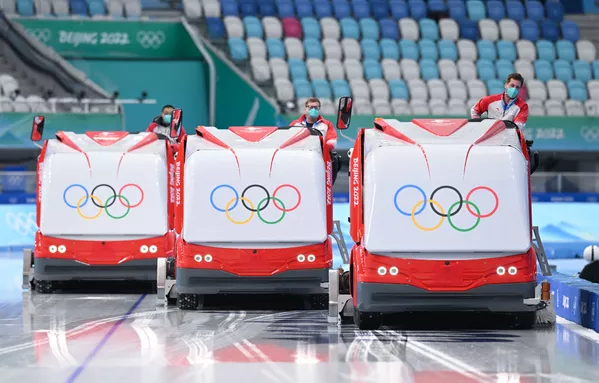 Así ponen a punto el hielo en el Estadio Nacional de Patinaje de Pekín. Así ponen a punto el hielo en el Estadio Nacional de Patinaje de Pekín. - Sputnik Mundo