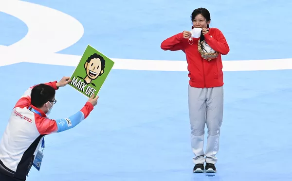 La japonesa Miho Takagi, medalla de plata en los Juegos Olímpicos de Pekín, durante la ceremonia de entrega de premios. La japonesa Miho Takagi, medalla de plata en los Juegos Olímpicos de Pekín, durante la ceremonia de entrega de premios. - Sputnik Mundo