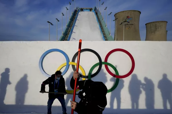 Varios trabajadores inspeccionan el salto de esquí antes del entrenamiento de big air en el Parque de Nieve de Shougang, en Pekín. Varios trabajadores inspeccionan el salto de esquí antes del entrenamiento de big air en el Parque de Nieve de Shougang, en Pekín. - Sputnik Mundo