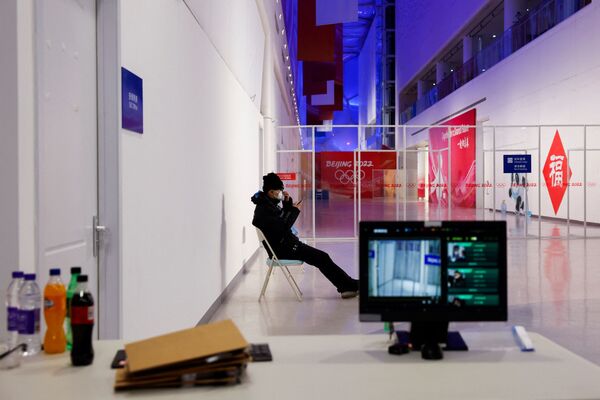 Un guardia de seguridad en el Complejo Nacional de Natación de Pekín, donde se celebra la competición olímpica de curling. - Sputnik Mundo