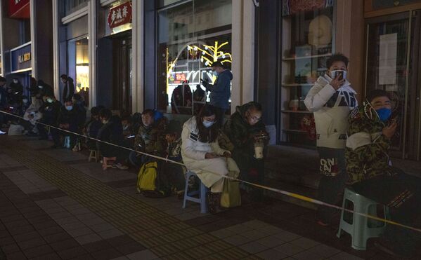 La cola para comprar recuerdos olímpicos en el centro comercial Gongmei Emporium de Pekín. - Sputnik Mundo