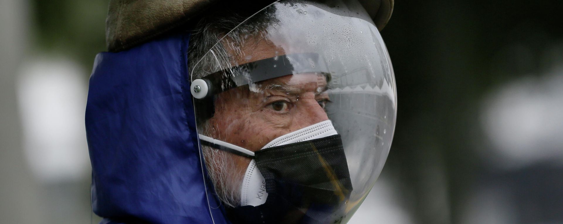 Un hombre que lleva una careta de protección completa y una doble máscara para evitar el COVID-19 en Ecuador Un hombre que lleva una careta de protección completa y una doble máscara para evitar el COVID-19 en Ecuador - Sputnik Mundo, 1920, 09.02.2022