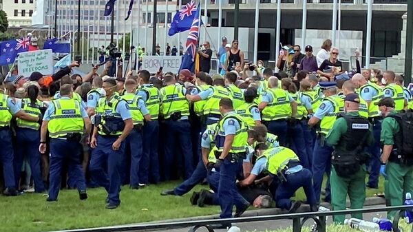 Una protesta contra la vacunación obligatoria del coronavirus en Wellington, Nueva Zelanda - Sputnik Mundo