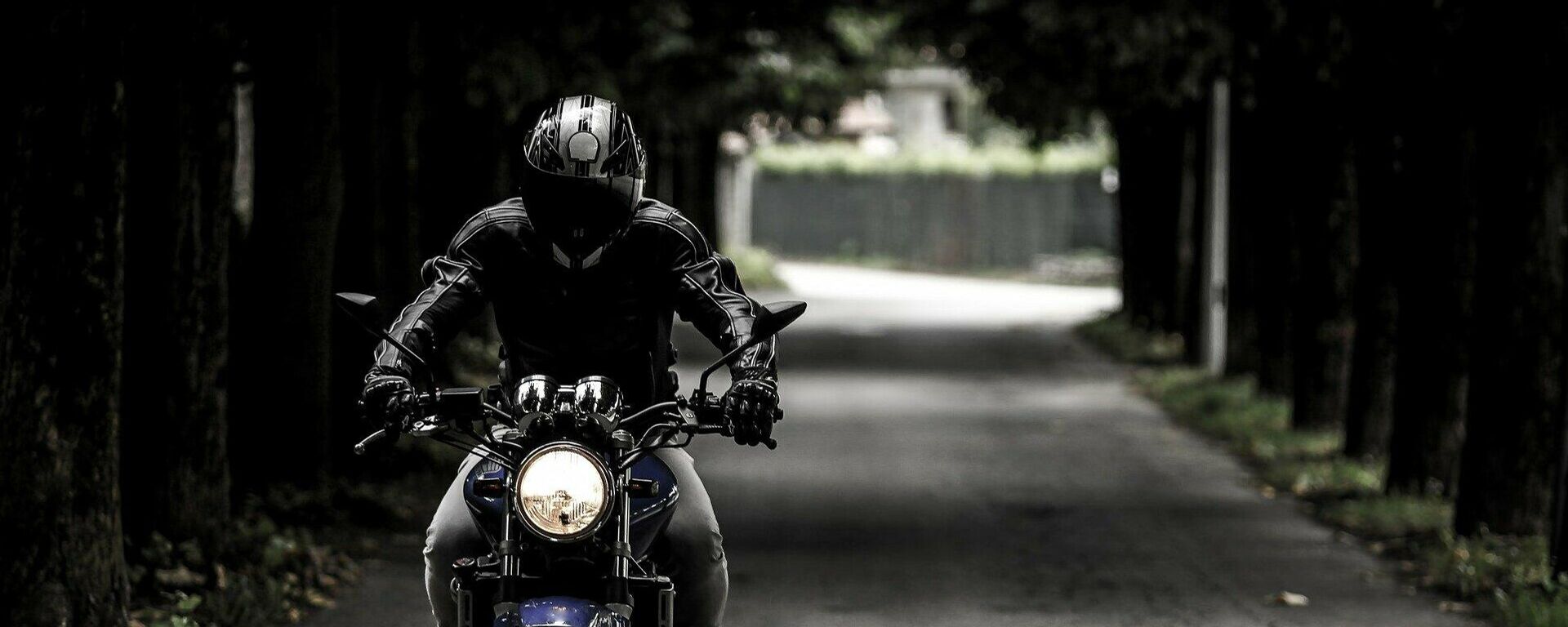 Una persona andando en moto (imagen referencial) - Sputnik Mundo, 1920, 10.02.2022