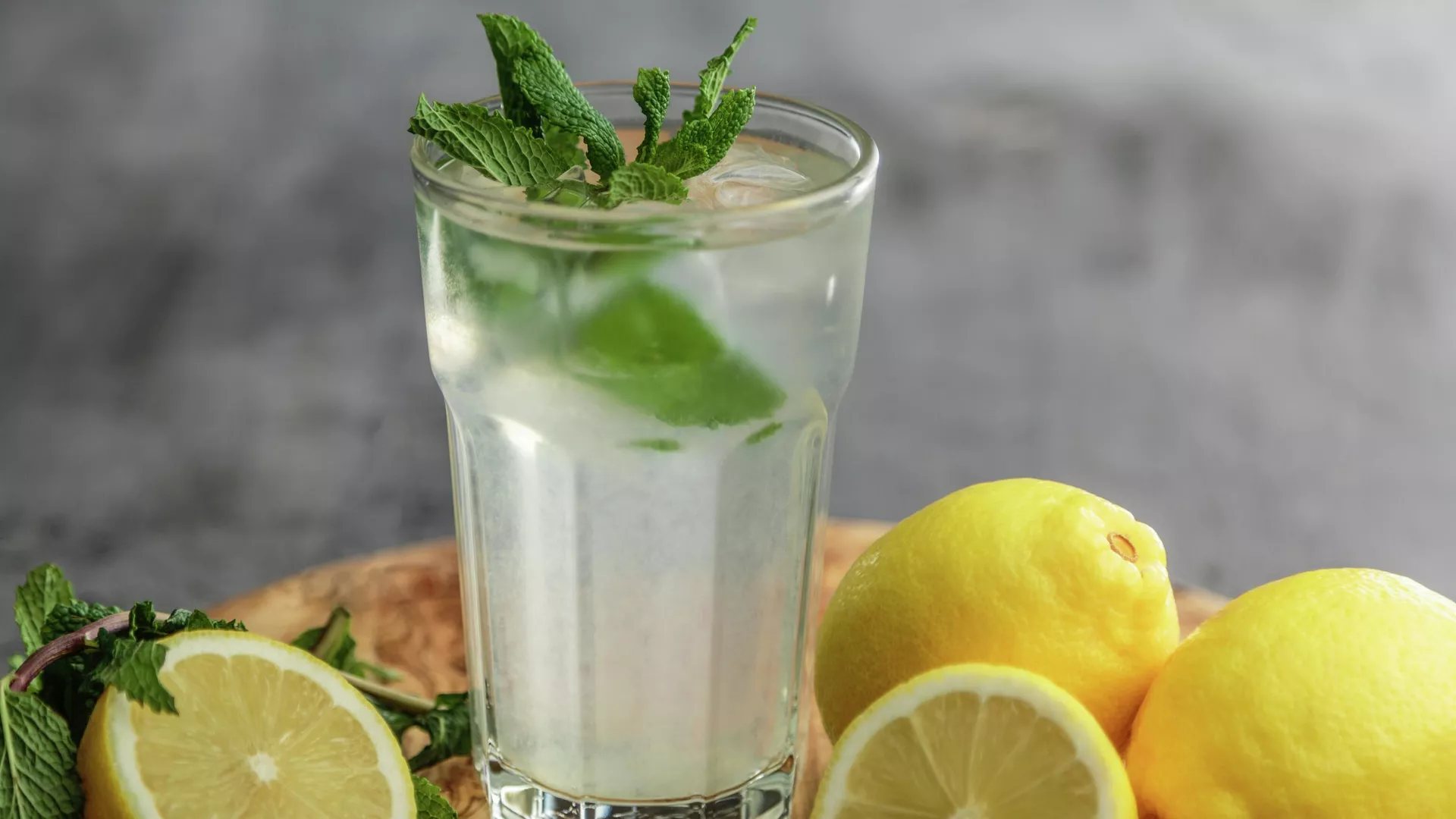 Agua de limón, imagen referencial