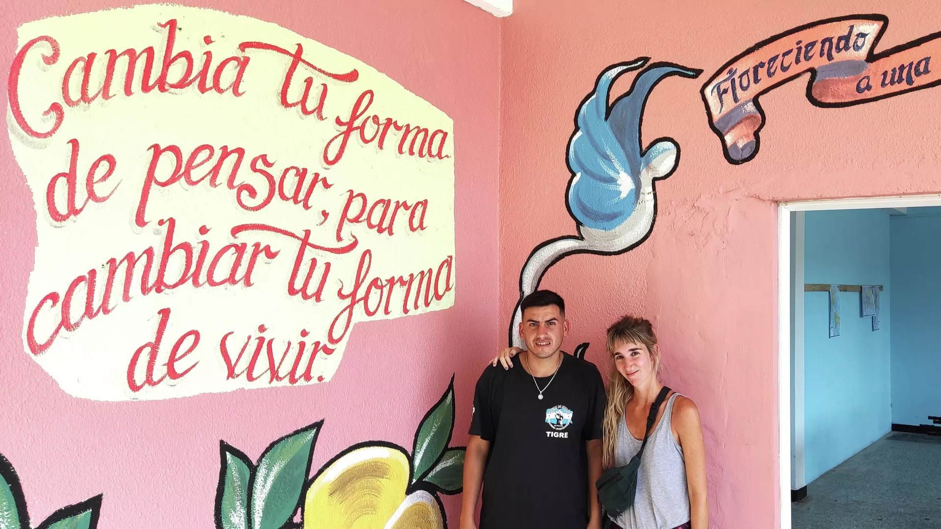 Facundo y Florencia en la entrada del aula en la casa comunitaria Facundo y Florencia en la entrada del aula en la casa comunitaria - Sputnik Mundo, 1920, 11.02.2022