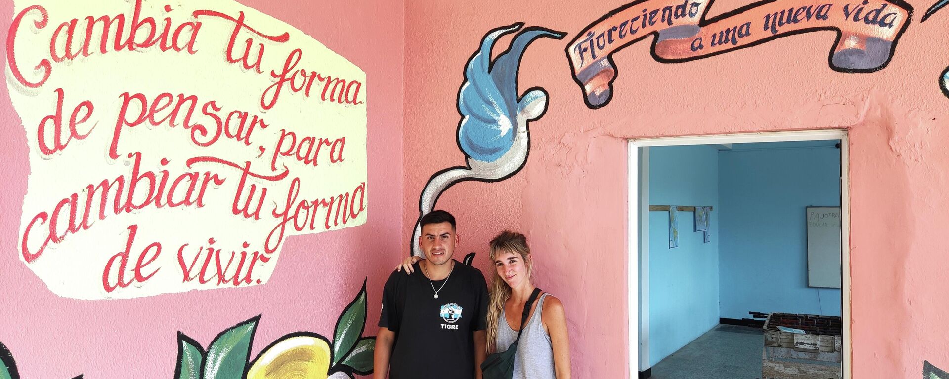 Facundo y Florencia en la entrada del aula en la casa comunitaria - Sputnik Mundo, 1920, 11.02.2022