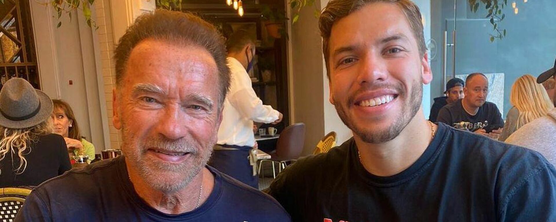 Arnold Schwarzenegger junto a su hijo Joseph Baena - Sputnik Mundo, 1920, 12.02.2022
