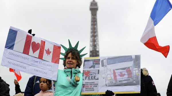 Protesta en París contra las restricciones anticoronavirus, el 12 de febrero del 2022 - Sputnik Mundo