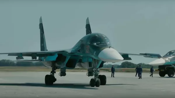 Un Su-34 en un aeródromo improvisado en una autopista en Rusia - Sputnik Mundo