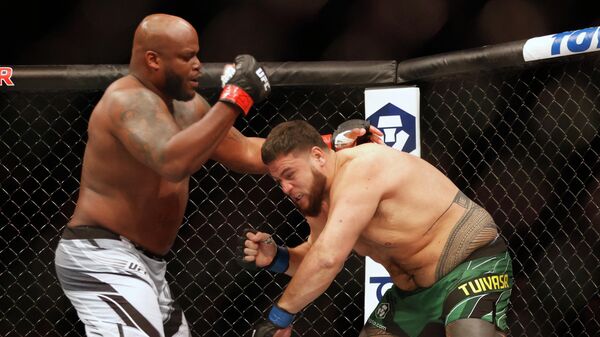 El encuentro entre el luchador australiano Tai Tuivasa y el estadounidense Derrick Lewis - Sputnik Mundo