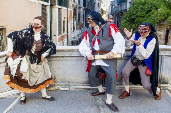 Debido a la situación epidemiológica, este año no se celebrarán los actos centrales del carnaval, como el Vuelo del Ángel desde el Campanario de la Plaza de San Marcos, la procesión de las Marías, así como el espectáculo acuático y el desfile de góndolas por el Gran Canal. - Sputnik Mundo