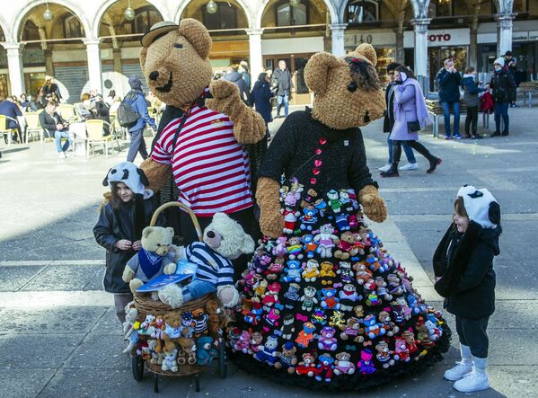 Según los organizadores, el carnaval es un juego surrealista que trasciende la lógica, por lo que la paradoja de la frase &quot;recordar el futuro&quot; se ajusta a su espíritu. - Sputnik Mundo