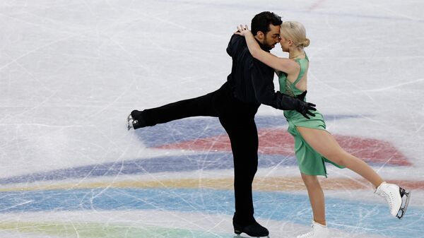 Los patinadores españoles Adrián Díaz y Olivia Smart - Sputnik Mundo