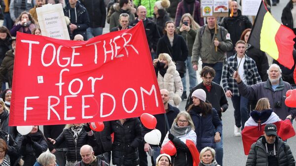 Las protestas contra las medidas de coronavirus en Bruselas, Bélgica - Sputnik Mundo