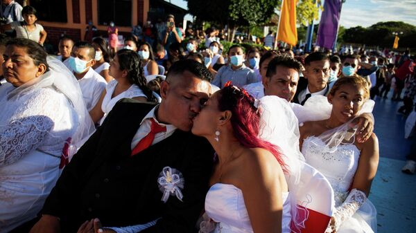 Bodas masivas en Managua - Sputnik Mundo