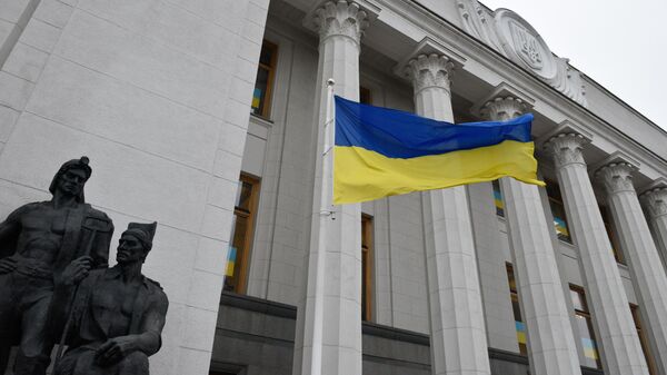 La bandera nacional de Ucrania ondea cerca del edificio de la Rada Suprema  - Sputnik Mundo