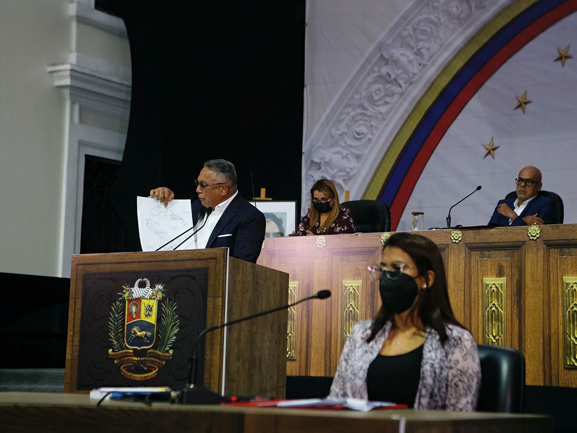 Diputado del PSUV, Pedro Carreño, señala un mapa figurado de sudamérica - Sputnik Mundo, 1920, 16.02.2022