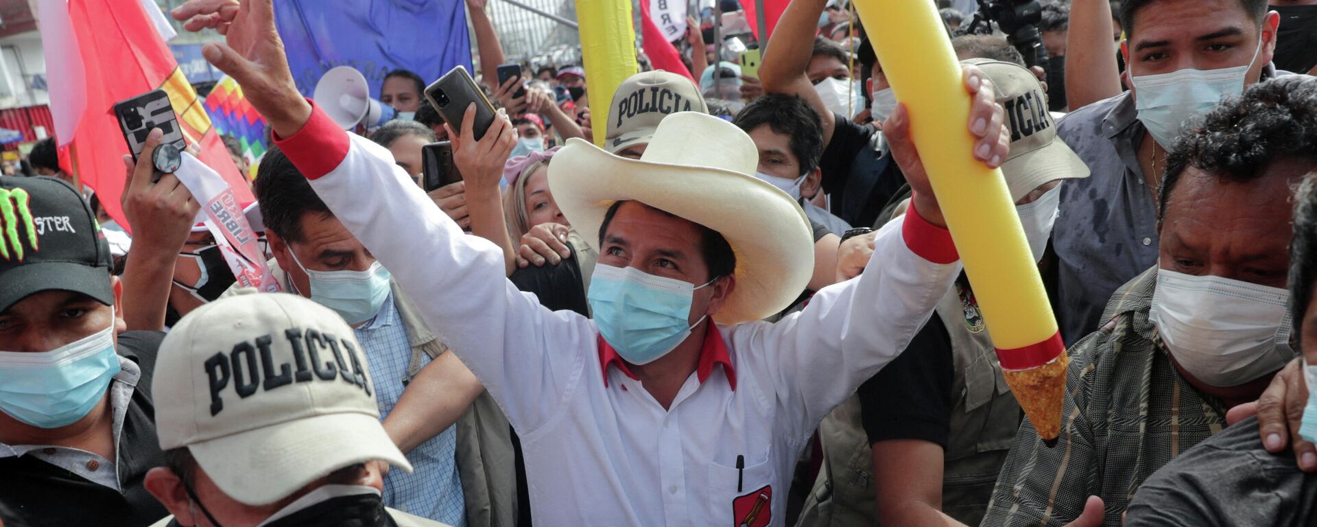 El candidato presidencial socialista de Perú, Pedro Castillo, saluda a sus seguidores en una gira en Lima, Perú, el 15 de mayo de 2021 - Sputnik Mundo, 1920, 17.02.2022