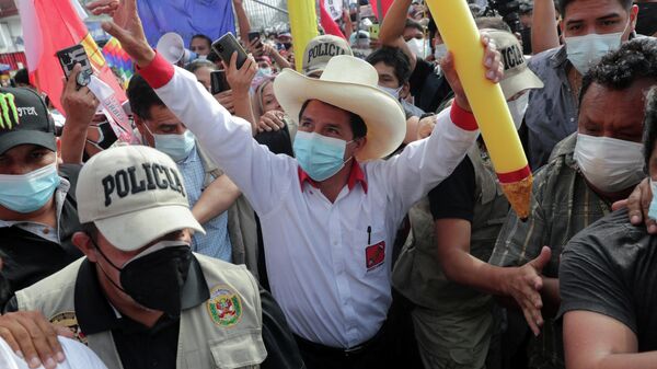 El candidato presidencial socialista de Perú, Pedro Castillo, saluda a sus seguidores en una gira en Lima, Perú, el 15 de mayo de 2021 - Sputnik Mundo