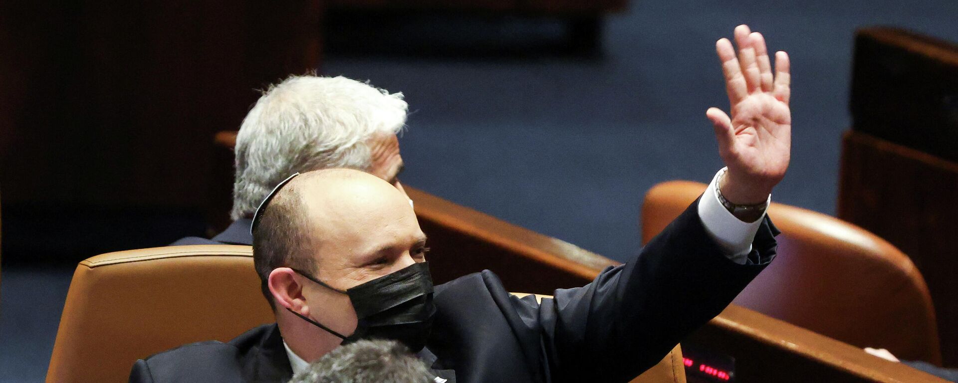 El primer ministro israelí, Naftali Bennett, hace un gesto durante la visita de la presidenta de la Cámara de Representantes de Estados Unidos, Nancy Pelosi, al Parlamento de Israel, en Jerusalén, el 16 de febrero de 2022 - Sputnik Mundo, 1920, 17.02.2022