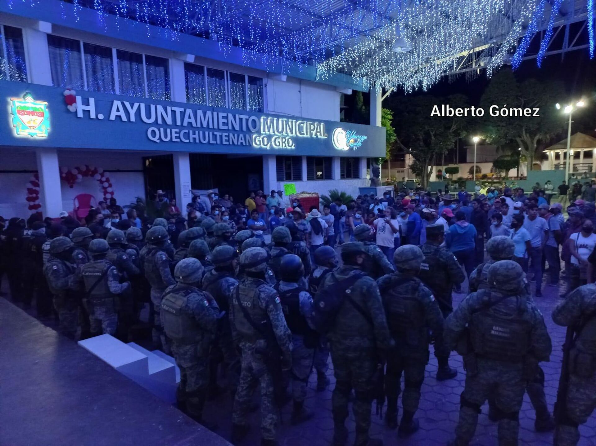 Agolpados frente al ayuntamiento de Quechultenango, los inconformes expresaron sus demandas. - Sputnik Mundo, 1920, 17.02.2022