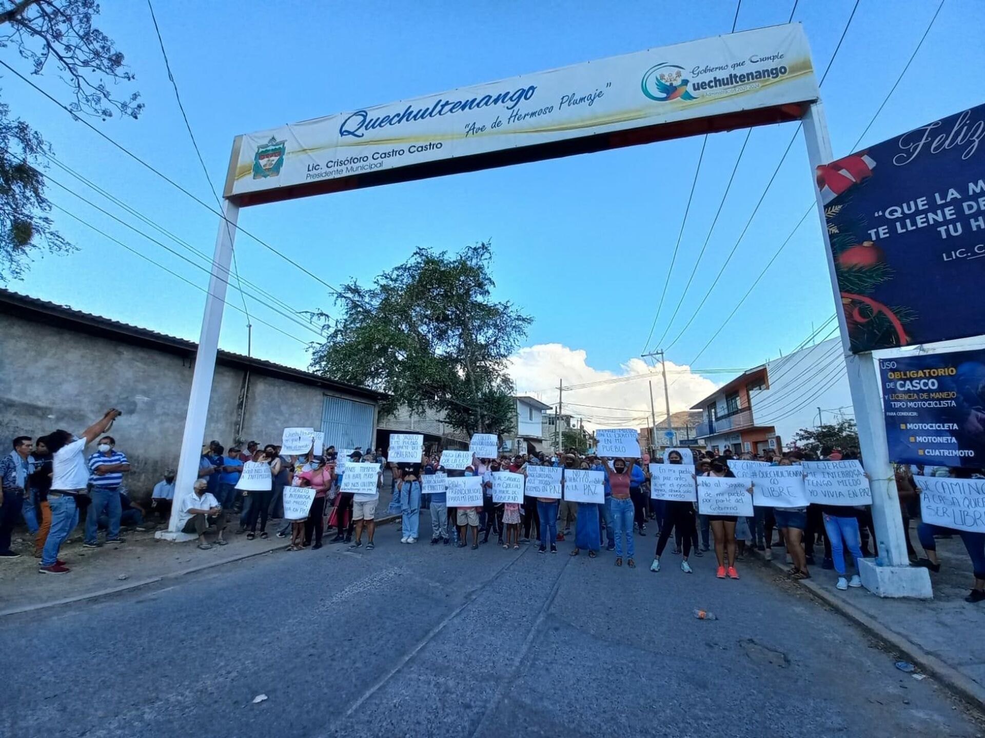 Entre la manifestación quedaron encapsulados varios periodistas. - Sputnik Mundo, 1920, 17.02.2022