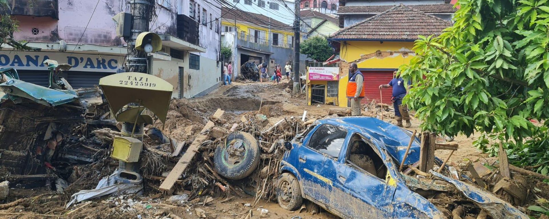 Bomberos trabajan en tareas de rescate en Petrópolis, donde ya se confirmaron 105 muertos y 134 desaparecidos - Sputnik Mundo, 1920, 17.02.2022