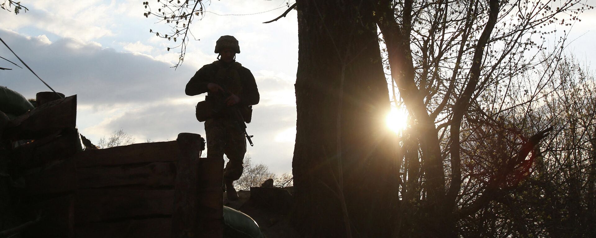 Un militar ucraniano cerca del región de Lugansk  - Sputnik Mundo, 1920, 01.03.2022