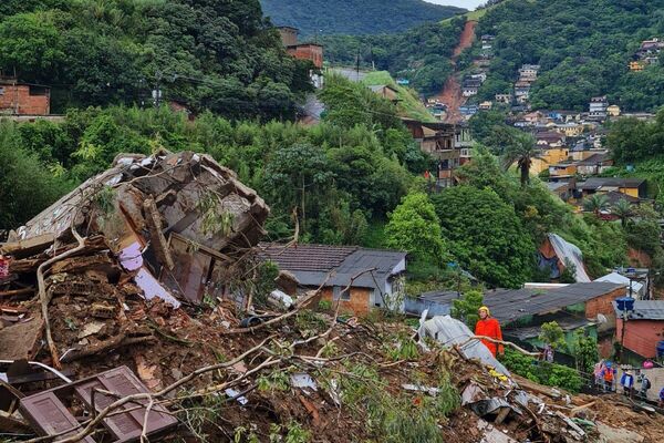 El Morro da Oficina es la zona cero de la catástrofe en Petrópolis. Más de 80 casas de esta favela fueron totalmente destruidas. Debajo del barro y los escombros están la mayoría de los 116 desaparecidos que aún hay en la ciudad. El Morro da Oficina es la zona cero de la catástrofe en Petrópolis. Más de 80 casas de esta favela fueron totalmente destruidas. Debajo del barro y los escombros están la mayoría de los 116 desaparecidos que aún hay en la ciudad. - Sputnik Mundo