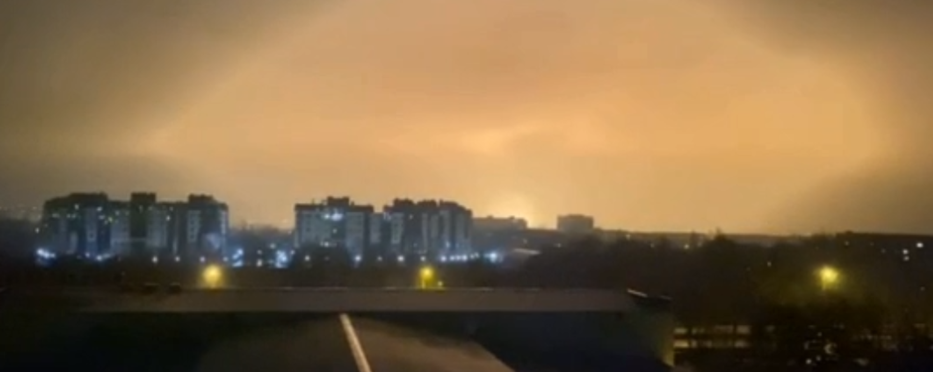 El cielo de la ciudad de Lugansk, en Ucrania, se ilumina tras una potente explosión - Sputnik Mundo, 1920, 18.02.2022