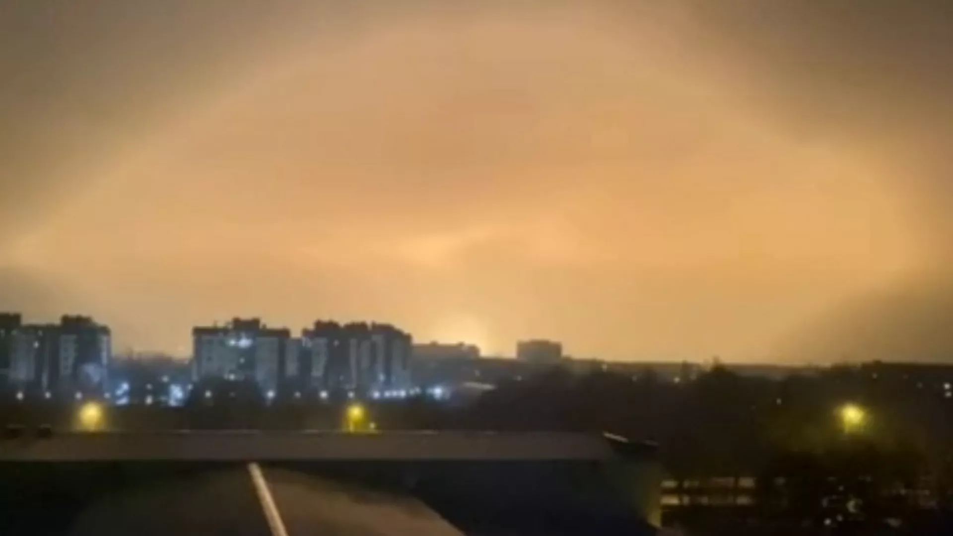 El cielo de la ciudad de Lugansk, en Ucrania, se ilumina tras una potente explosión