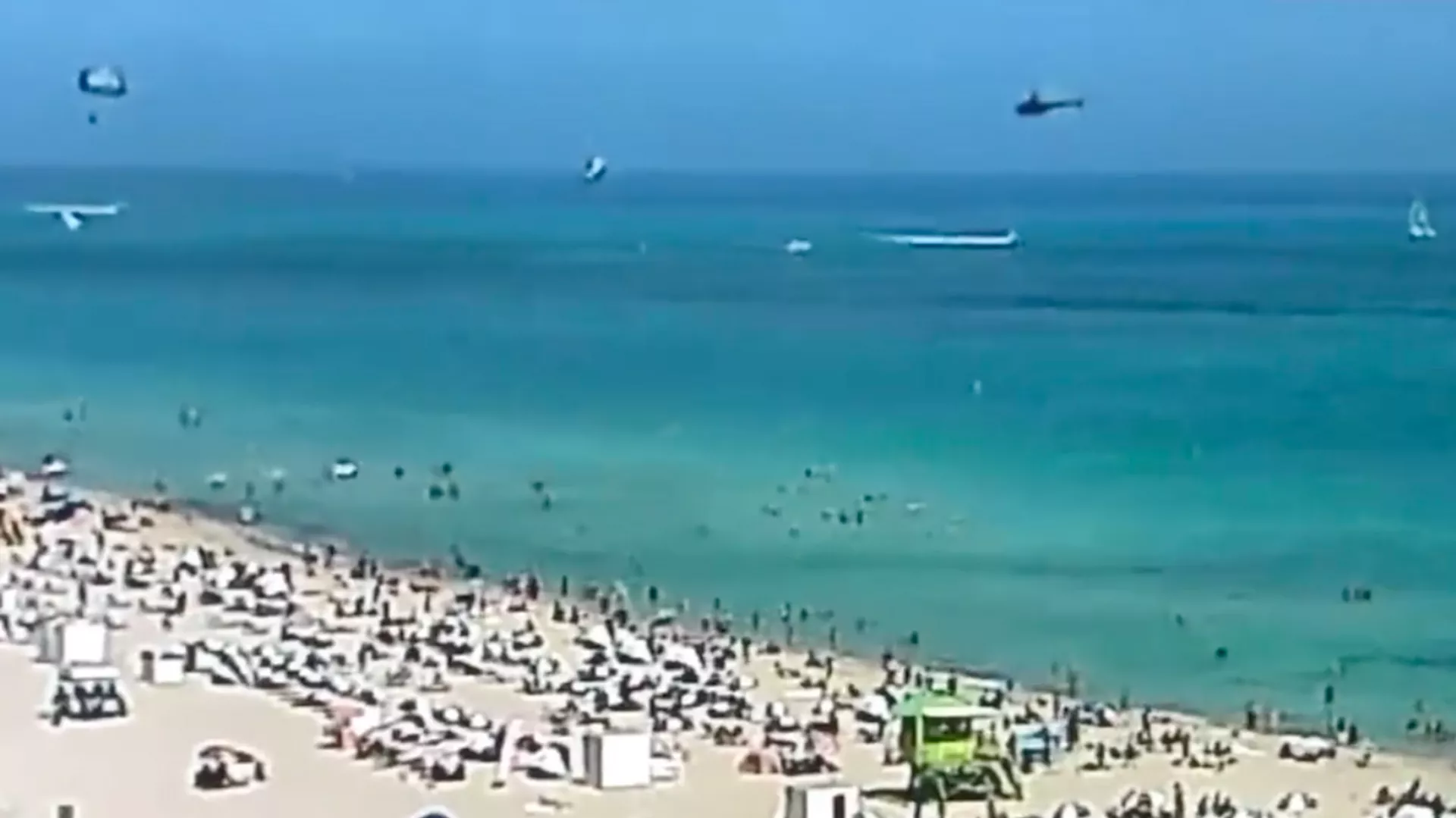 Un helicóptero se estrella sobre una playa en Miami Un helicóptero se estrella sobre una playa en Miami - Sputnik Mundo, 1920, 20.02.2022