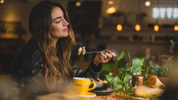 Una mujer come un un restaurante - Sputnik Mundo