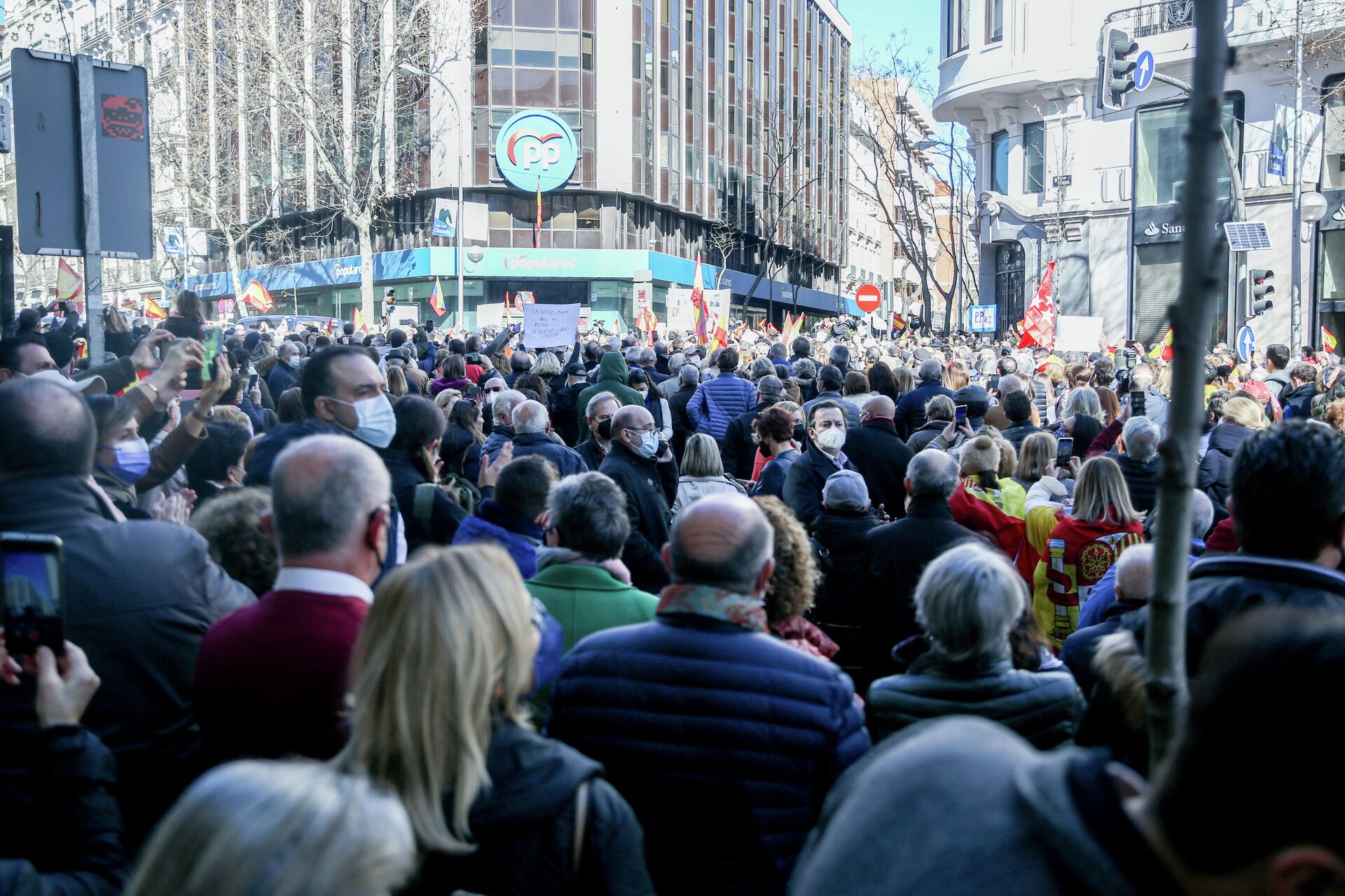 Miles de personas se concentran frente a la sede del PP para apoyar a Díaz Ayuso (Madrid) - Sputnik Mundo, 1920, 21.02.2022