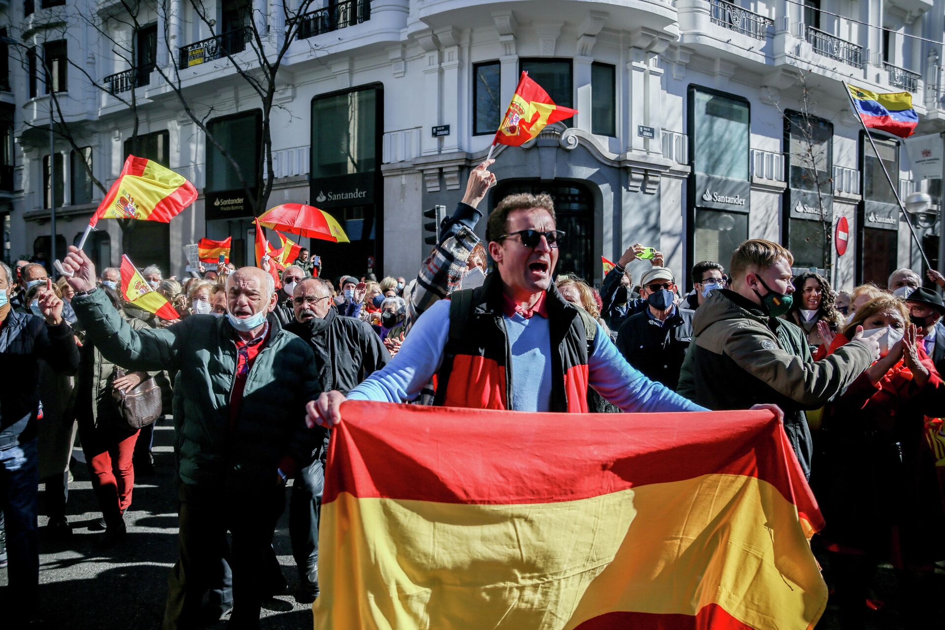 Miles de personas se concentran frente a la sede del PP para apoyar a Díaz Ayuso (Madrid) - Sputnik Mundo, 1920, 21.02.2022