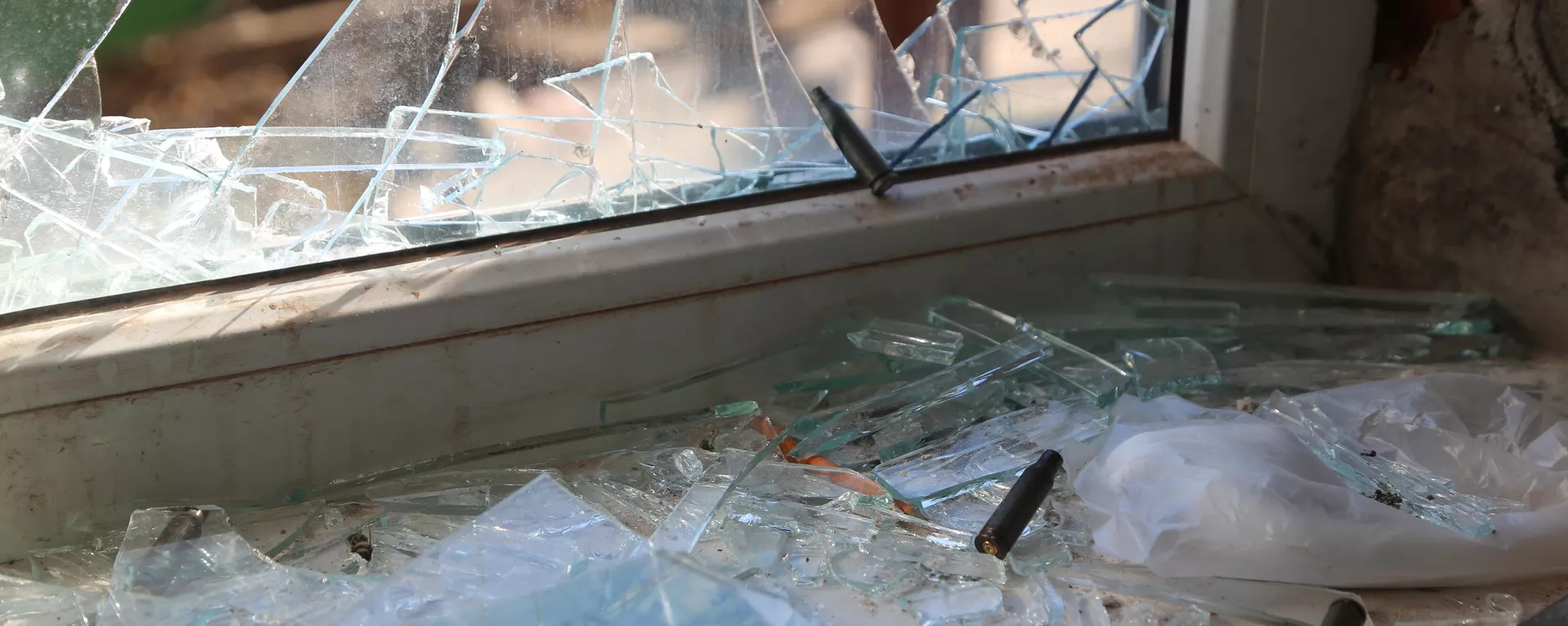 Una ventana rota y proyectiles en el alféizar de una ventana de un edificio de apartamentos en el distrito Kievski de Donetsk Una ventana rota y proyectiles en el alféizar de una ventana de un edificio de apartamentos en el distrito Kievski de Donetsk - Sputnik Mundo, 1920, 21.02.2022