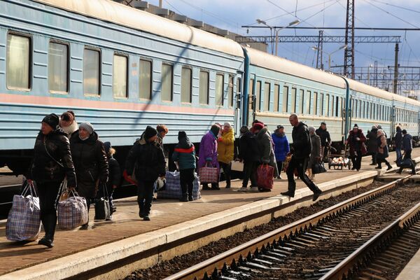 Debido a la amenaza de invasión por parte de Kiev, las autoridades de las repúblicas autoproclamadas organizaron la evacuación de la población civil más vulnerable. Niños, mujeres y personas adultas mayores fueron evacuados a la región rusa de Rostov, donde se han preparado 143 centros de alojamiento temporal.En la foto: los residentes de Donetsk esperan el transporte para ser evacuados. - Sputnik Mundo