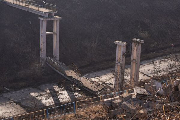 El territorio ruso también fue atacado por las fuerzas ucranianas. El 19 de febrero un proyectil ucraniano impactóen una casa cerca del pueblo de Mityakinskaya, a un kilómetro de la frontera con Ucrania. También explotaron dos proyectiles de artillería en el distrito de Tarasovsky de la región rusa de Rostov.En la foto: un puente peatonal destruido cerca del pueblo de Luganskaya, en Lugansk. - Sputnik Mundo