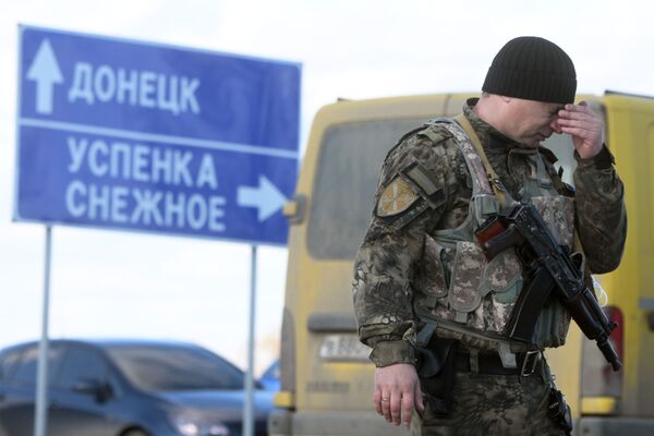 Según los servicios de inteligencia de Donetsk, el objetivo de Kiev es expulsar a la población rusohablante a Rusia y asíobtener el control de todo el territorio de Donbás.En la foto: un soldado de Donetsk en un puesto de control a través del cual se está evacuando a los civiles a territorio ruso. - Sputnik Mundo