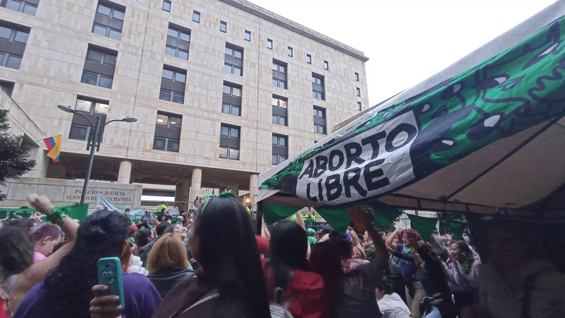 Colombianas celebran despenalización total del aborto hasta las 24 semanas de gestación