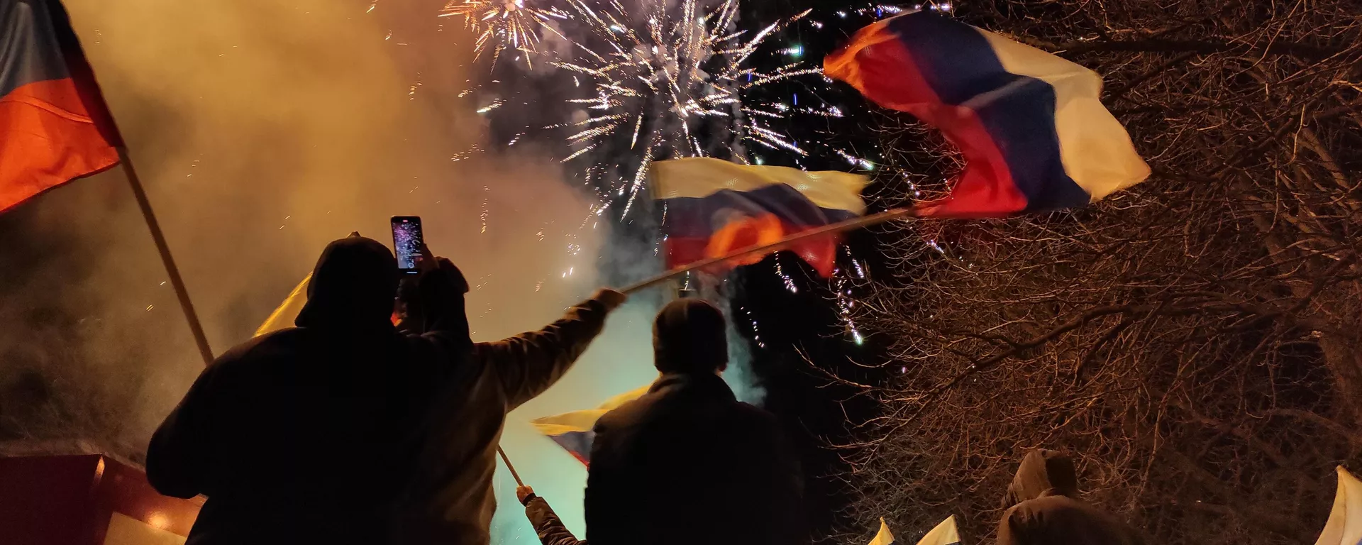 Сelebracion en Donetsk del reconocimiento de la independencia de Ucrania de las Repúblicas Populares de Donetsk y Lugansk por parte del presidente de la Federación de Rusia, Vladímir Putin - Sputnik Mundo, 1920, 22.02.2022