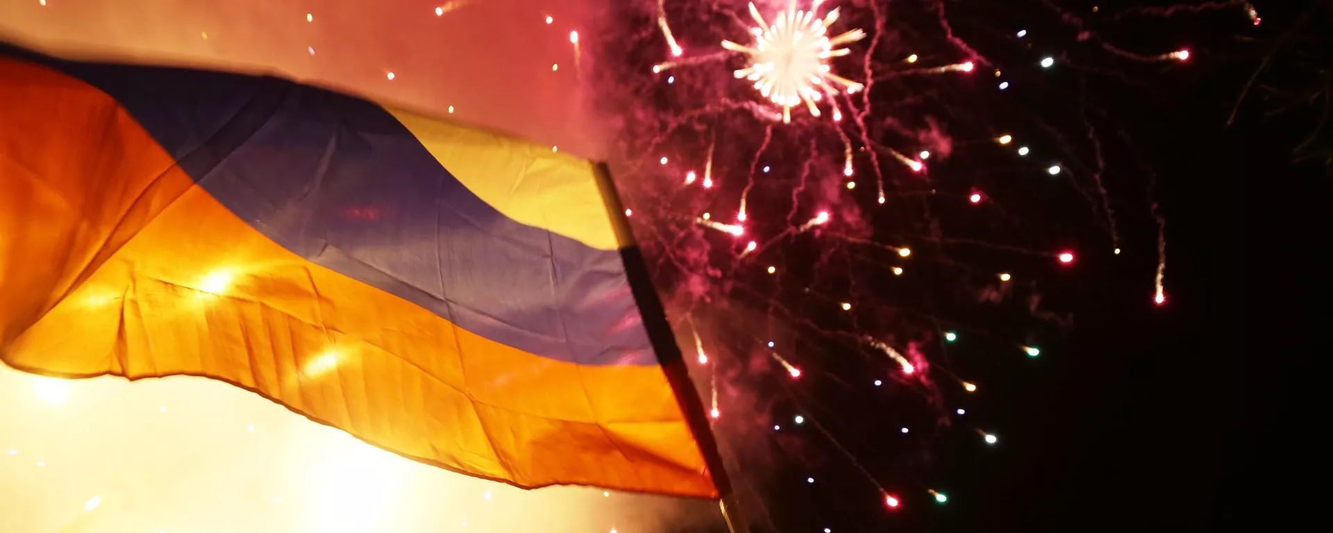 Сelebracion en Donetsk del reconocimiento de la independencia de Ucrania de las Repúblicas Populares de Donetsk y Lugansk por parte del presidente de la Federación de Rusia, Vladímir Putin - Sputnik Mundo, 1920, 22.02.2022