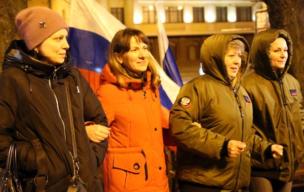 En medio de los festejos, la gente coreaba "¡Rusia!¡Rusia!". - Sputnik Mundo