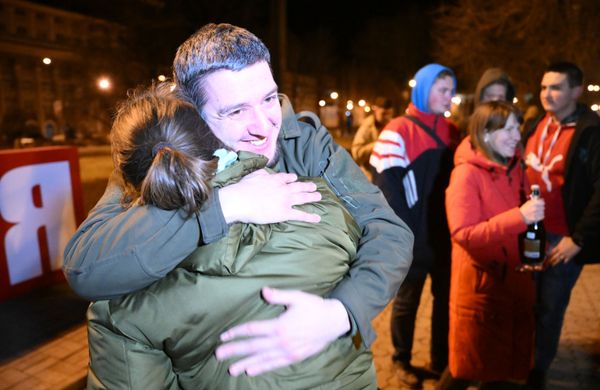La noche del 21 de febrero, el presidente ruso Vladímir Putin firmódos decretos. En el primero, Rusia reconoce la independencia de la República de Lugansk y en el segundo, reconoce la independencia de la República de Donetsk.En la foto: Los residentes de Donetsk después de la firma de los decretos sobre la independencia de Lugansk y Donetsk. - Sputnik Mundo