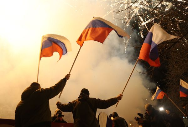 Antes de firmar los decretos, el presidente ruso se dirigióa los ciudadanos rusos con un mensajedonde explicólas razones de esta decisión.En la foto: los residentes de Donetsk después de que Vladímir Putin firmara los decretos sobre la independencia de la República de Donetsk y la República de Lugansk. - Sputnik Mundo